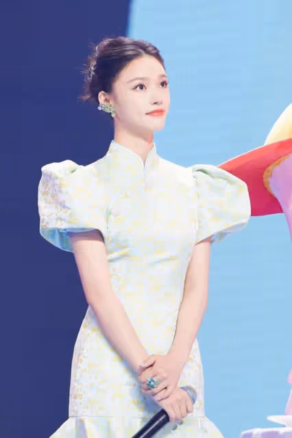 林允為了出圈也是拼了,「泡泡袖改良旗袍」個性十足,甜美又撩人