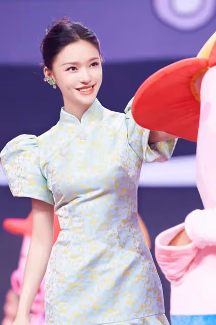 林允為了出圈也是拼了,「泡泡袖改良旗袍」個性十足,甜美又撩人