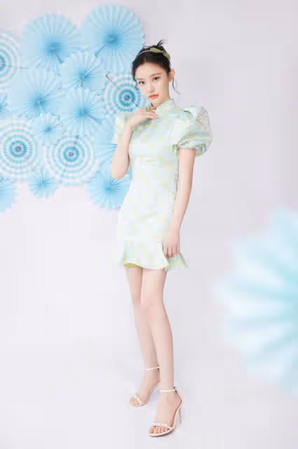 林允為了出圈也是拼了,「泡泡袖改良旗袍」個性十足,甜美又撩人
