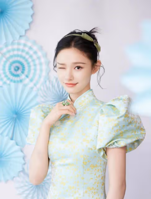 林允為了出圈也是拼了,「泡泡袖改良旗袍」個性十足,甜美又撩人