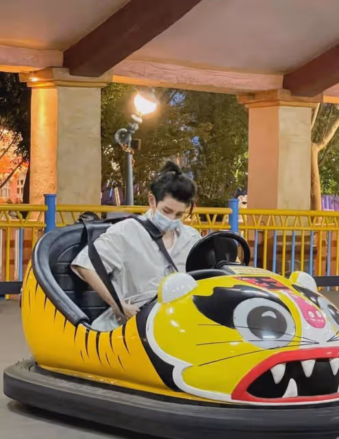 王源遊樂園「上班營業照」GET,「小揪揪」太可愛,少年感好強
