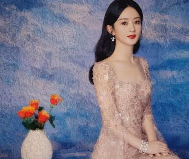 趙麗穎的「少女臉」太有辨識度,穿素色長裙太仙了,好似油畫公主