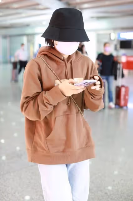 張子楓的造型師得扣錢,挺好的身材穿成「五五分」,幸好顏值加分