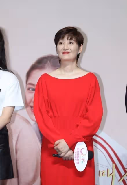 馮小剛妻子徐帆看著哪像50+,笑起來雖然有皺紋,仍擋不住好氣質