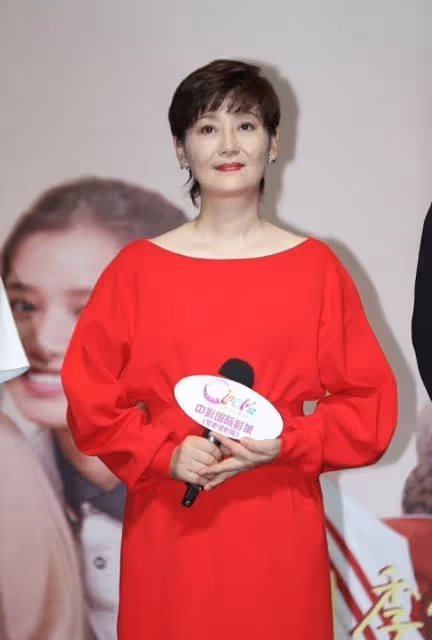 馮小剛妻子徐帆看著哪像50+,笑起來雖然有皺紋,仍擋不住好氣質