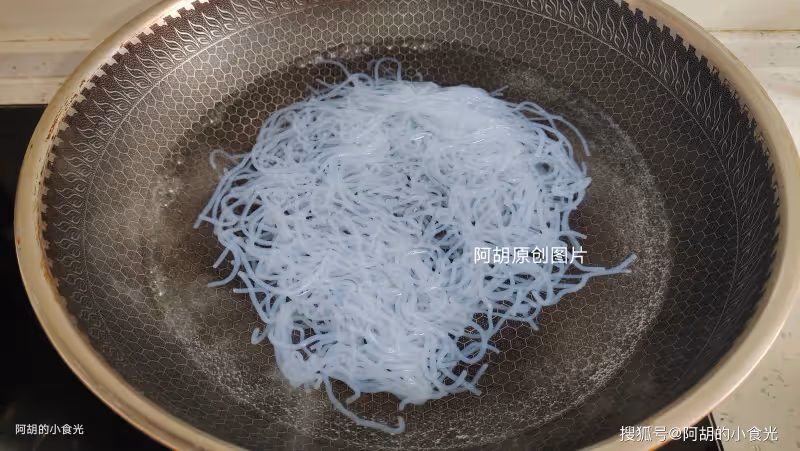 春天該吃它,頭茬一口賽人參!和魔芋絲一拌,低脂高纖維,一口營養滿口春好味