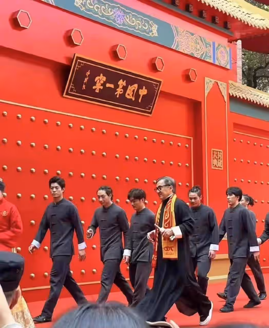 成龍近態引爭議!洪金寶霸氣維護成龍:說老的人根本就沒有機會老