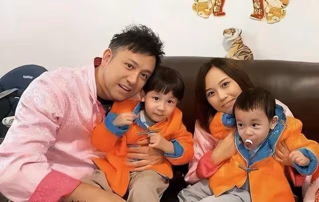 香港渣男張致恆一家現身迪士尼!哭窮向網民借錢,被嘲有錢玩樂