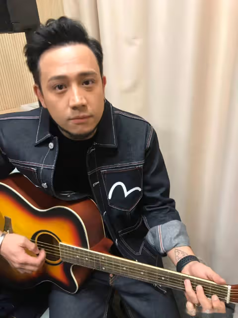 香港渣男張致恆一家現身迪士尼!哭窮向網民借錢,被嘲有錢玩樂