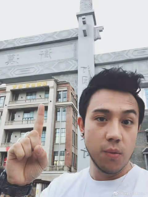 香港渣男張致恆一家現身迪士尼!哭窮向網民借錢,被嘲有錢玩樂