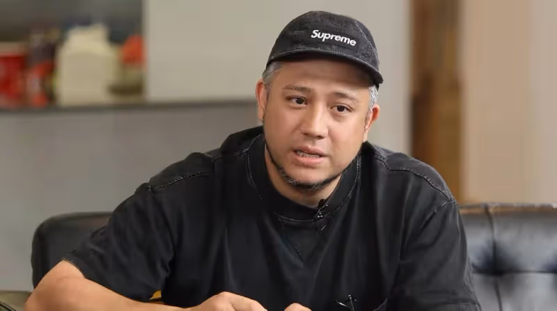 香港渣男張致恆一家現身迪士尼!哭窮向網民借錢,被嘲有錢玩樂