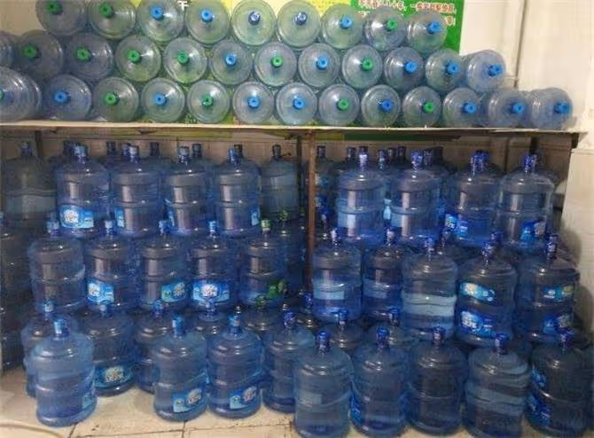 你家經常買桶裝水喝嗎?教你幾招挑選方法,提醒家人以後別被誤導