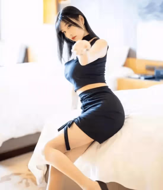 別樣風情:抹胸衫與包臀裙的時尚邂逅,不對稱設計展現獨特魅力