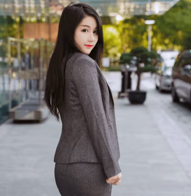 尚職場裝:深灰套裝搭配黑襯衫,幹練中不失女性魅力