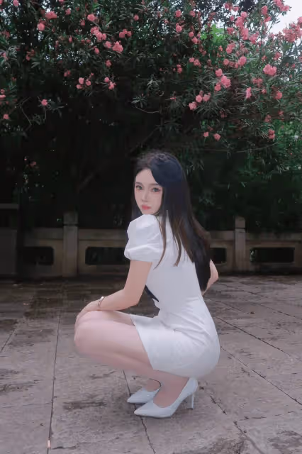 白絲高跟誘惑!火辣身材讓你無法抗拒!