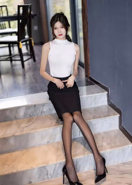 黑絲配背心,熱辣性感風!美女火辣穿搭,誘惑指數爆表!