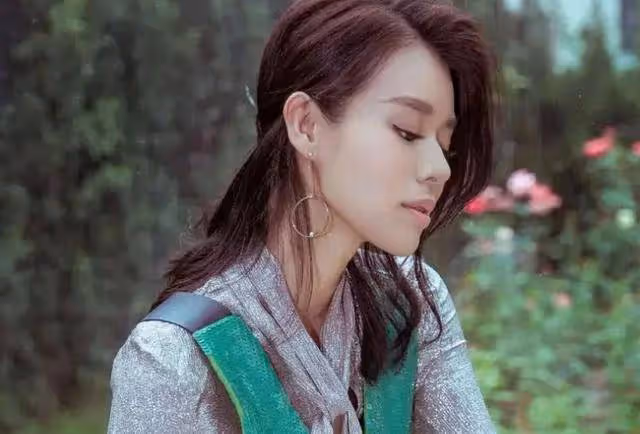 曾被稱「最丑」港姐,戀愛8年未果,後閃婚生3個兒子,她幸福嗎?