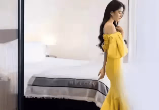 劉亦菲大膽嘗試新時尚:禮服內衣外穿引熱議,網友觀點激烈碰撞