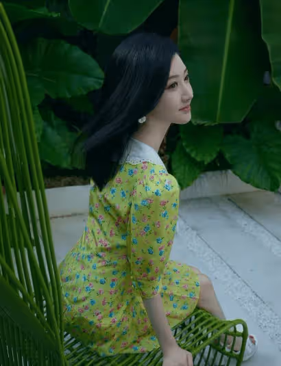 景甜著黃色碎花連身短裙,長腿纖細引人注目,演繹春日時尚新篇章