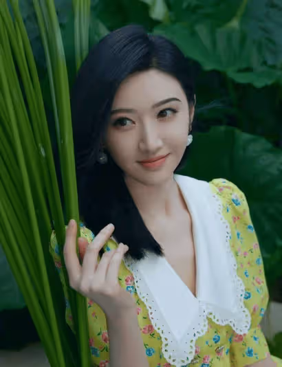 景甜著黃色碎花連身短裙,長腿纖細引人注目,演繹春日時尚新篇章