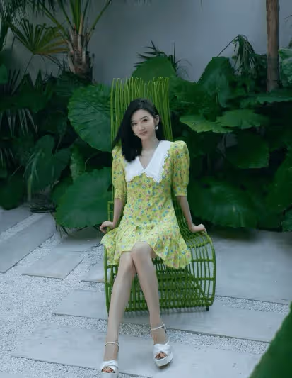 景甜著黃色碎花連身短裙,長腿纖細引人注目,演繹春日時尚新篇章