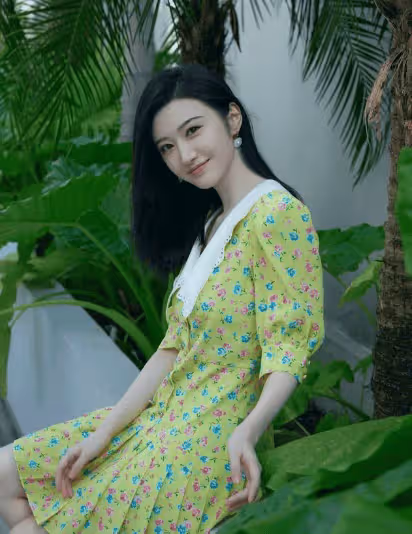 景甜著黃色碎花連身短裙,長腿纖細引人注目,演繹春日時尚新篇章