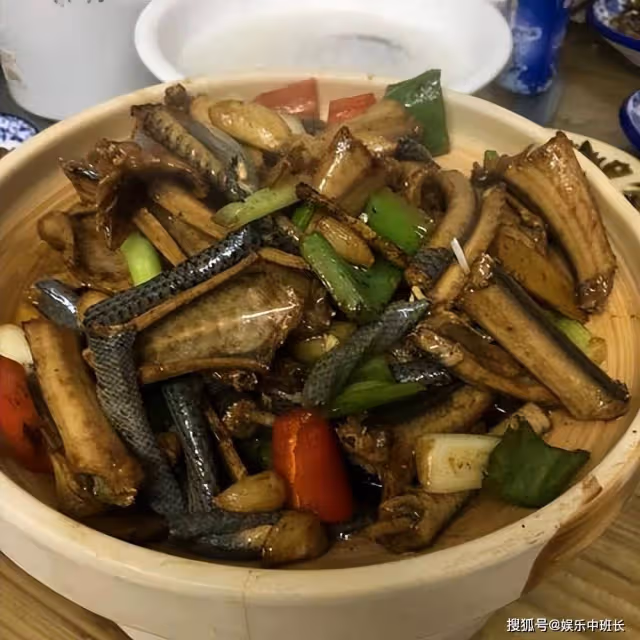 遼寧男子吃蛇竟然變「蛇人」,身上長出鱗片,蛇肉究竟能不能吃?