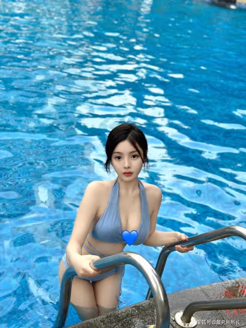 178cm 36D極品尤物少女時尚穿搭：淺藍色連衣裙 勾勒出曼妙的身材曲線