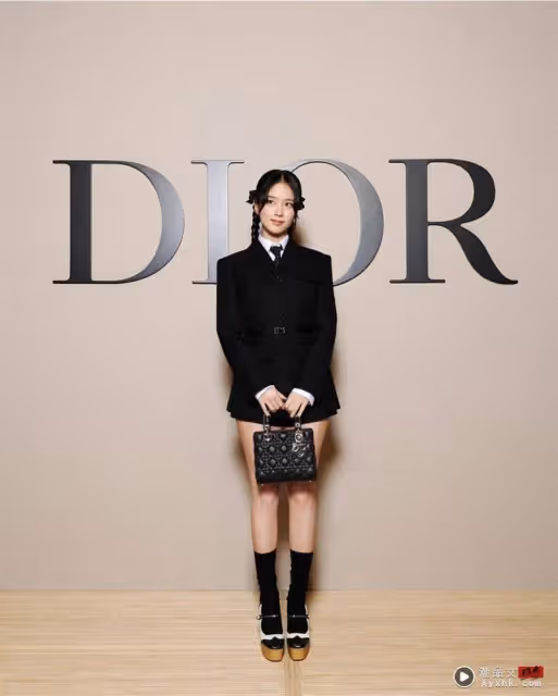 Beauty潮品文/Jisoo在Dior秀場富家乖乖女LOOK太搶鏡!