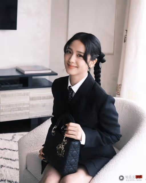 Beauty潮品文/Jisoo在Dior秀場富家乖乖女LOOK太搶鏡!