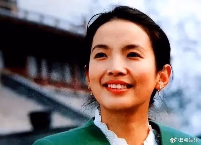 吃中國飯卻親美辱華，寧願撿垃圾也不回國的呂麗萍？如今悄悄回來了