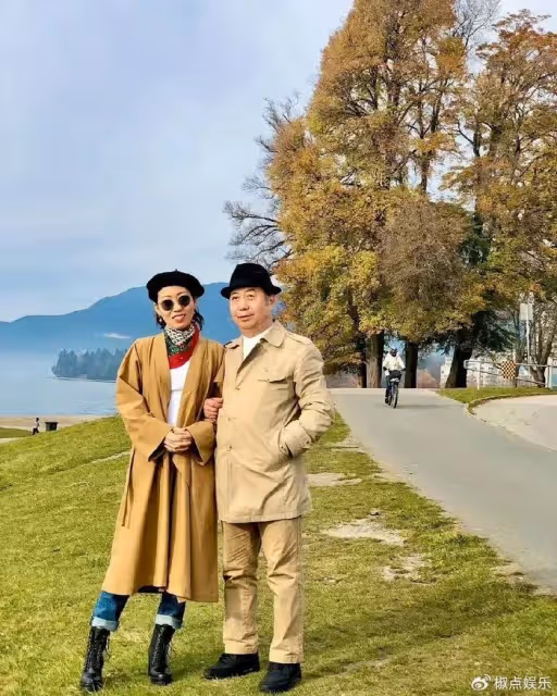 曲婉婷與父親合照曝光，曬國外幸福生活，母親卻在國內被判無期