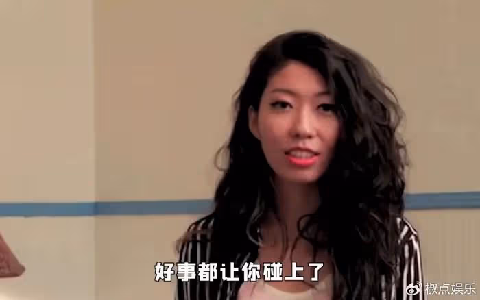 曲婉婷與父親合照曝光，曬國外幸福生活，母親卻在國內被判無期