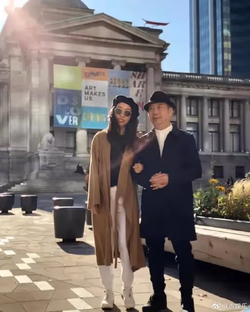 曲婉婷與父親合照曝光，曬國外幸福生活，母親卻在國內被判無期