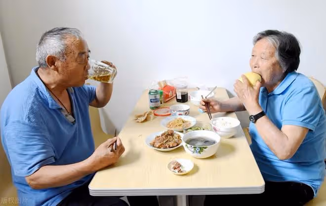 奉勸已退休的老年人,放下固執的思想吧,別自己遭罪還折騰子女