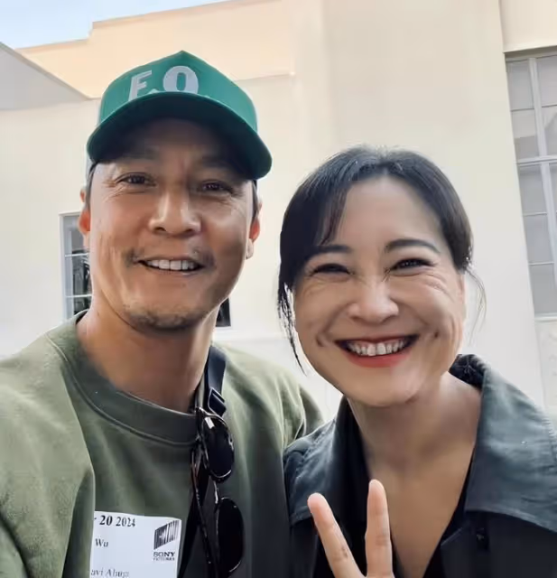 夢幻同框!吳彥祖曬與賈玲自拍合照,女方太開心笑出滿臉褶子