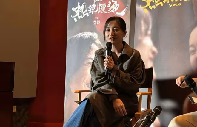 夢幻同框!吳彥祖曬與賈玲自拍合照,女方太開心笑出滿臉褶子