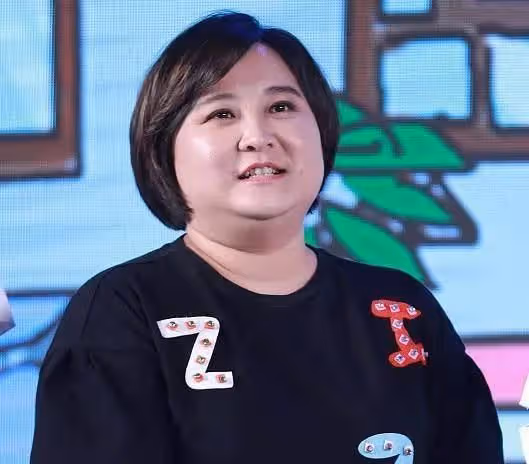 41歲賈玲生圖太真實,大笑時皺紋又深又多,比減肥前顯老很多