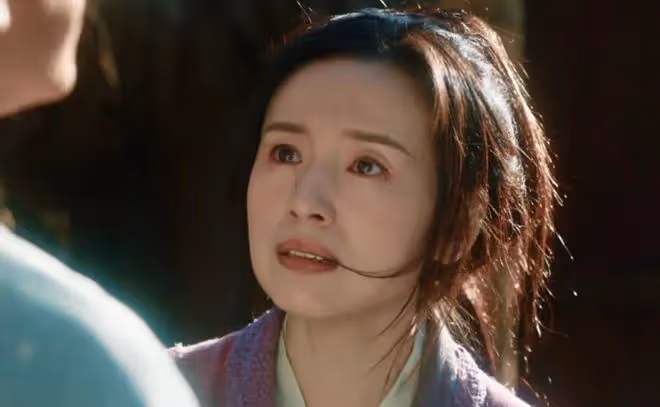 這一次,43歲有皺紋的董潔,卻證明了「高級骨相」的魅力