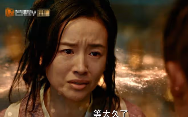 這一次,43歲有皺紋的董潔,卻證明了「高級骨相」的魅力