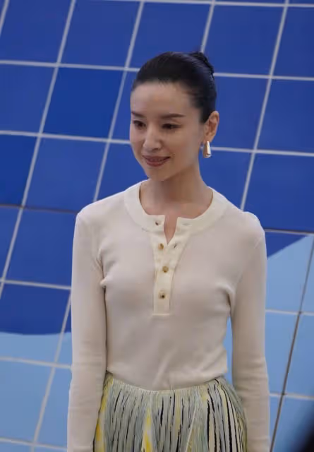 這一次,43歲有皺紋的董潔,卻證明了「高級骨相」的魅力