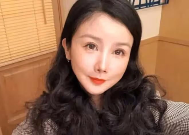 這一次,43歲有皺紋的董潔,卻證明了「高級骨相」的魅力