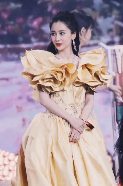 35歲楊穎連發3套高定,但這一次,美貌也救不了她