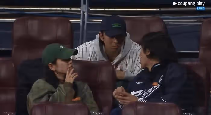 玄彬孫藝珍，孔劉李棟旭一起看球賽，網友笑稱，此刻真羨慕孫藝珍