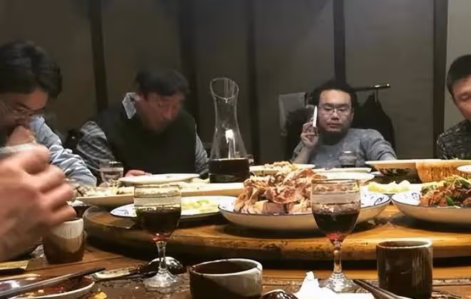 老員工退休後參聚餐，新領導故意拿他「開涮」，氣得他直接拍桌子