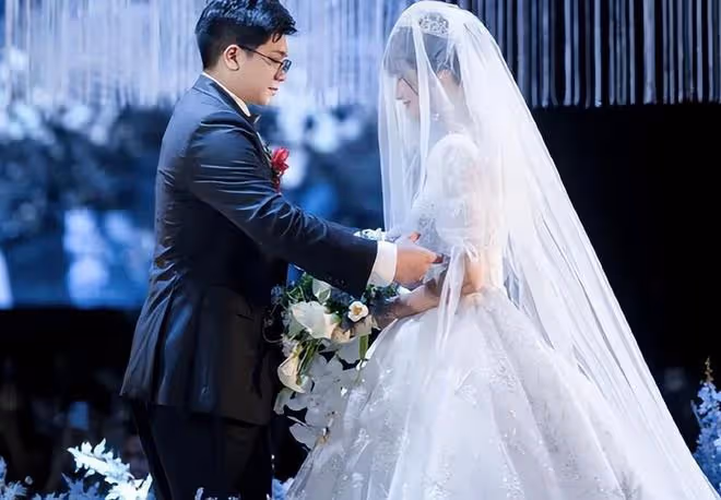 離職女同事來發三婚請柬，其他人都丟到垃圾桶，僅有我去參加婚禮