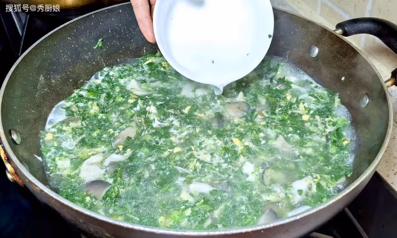 春天，使勁吃這菜，頭茬一口賽靈丹！養肝排毒又護眼，燉湯真鮮美