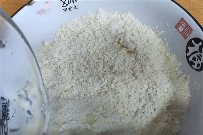 不用糯米粉，教你油炸糕做法，掌握2個小技巧，外酥里糯，不開裂