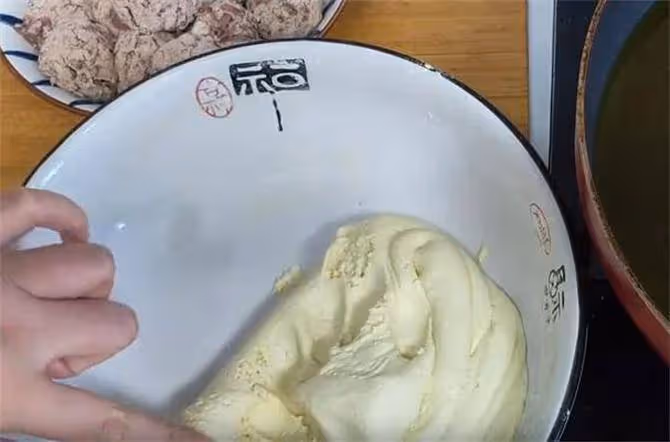 不用糯米粉，教你油炸糕做法，掌握2個小技巧，外酥里糯，不開裂