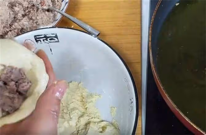 不用糯米粉，教你油炸糕做法，掌握2個小技巧，外酥里糯，不開裂